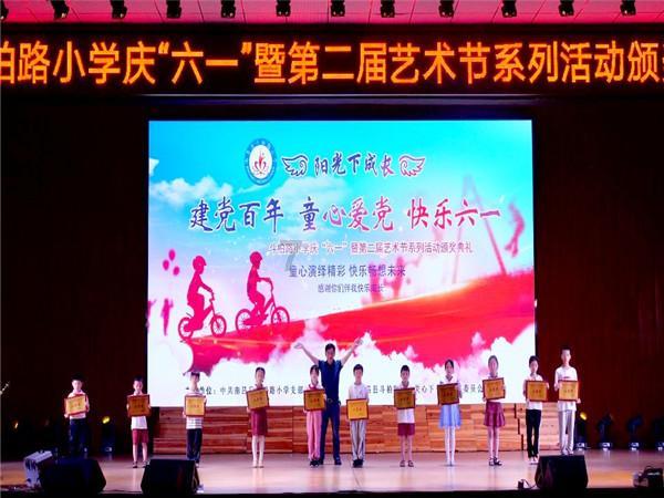 面对车流,它却没有任何躲避,也许,当它流浪那一刻,心也死了
